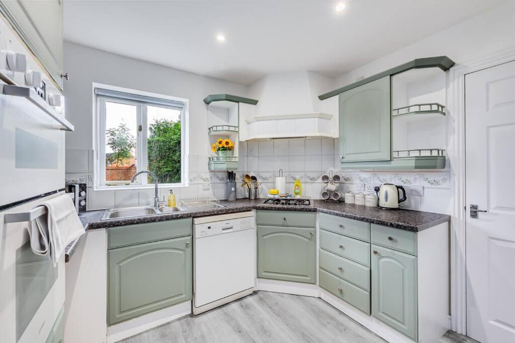 Stylish Detached House - Close To City Centre - Sleeps Up To 7 - Driveway Parking, Self Check-In, Study Room, Fast Wifi And Sky Tv By Yoko Property Milton Keynes Exterior photo