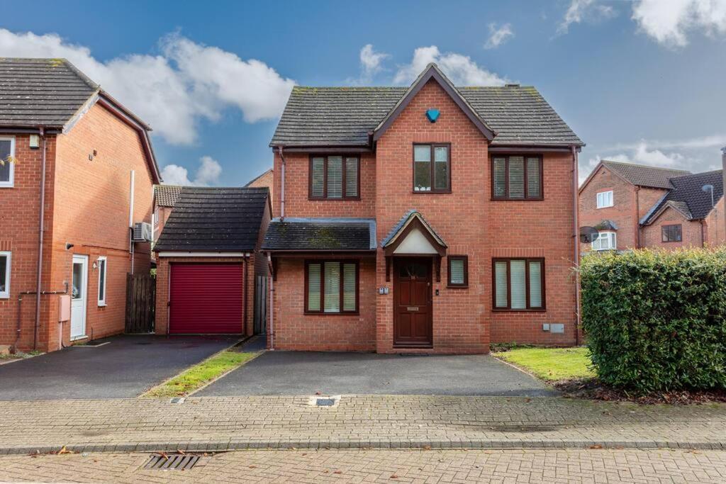 Stylish Detached House - Close To City Centre - Sleeps Up To 7 - Driveway Parking, Self Check-In, Study Room, Fast Wifi And Sky Tv By Yoko Property Milton Keynes Exterior photo